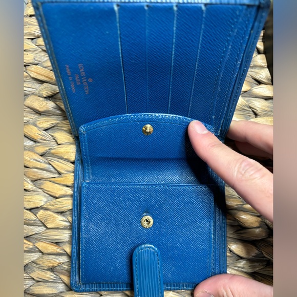 Louis Vuitton vintage Epi bifold wallet *HARD FIND* - Picture 6 of 6
